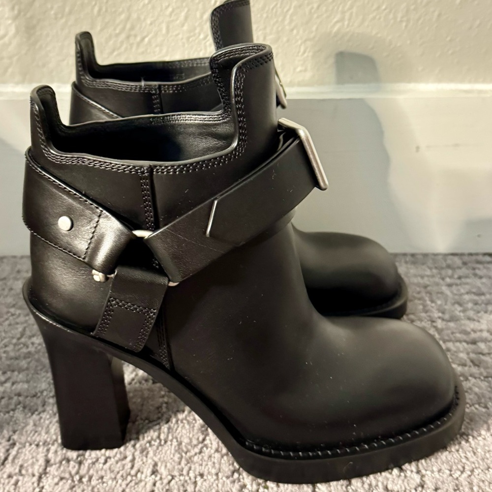 BURBERRY
Black Leather Ankle Boots
Women's - Picture 6 of 16